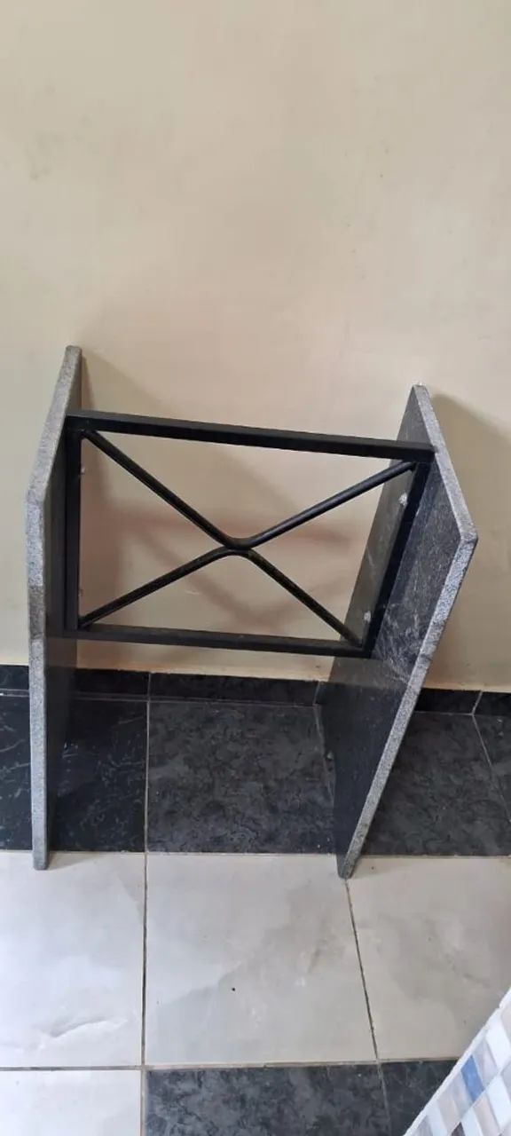 Pé de mesa de Granito e Ferro