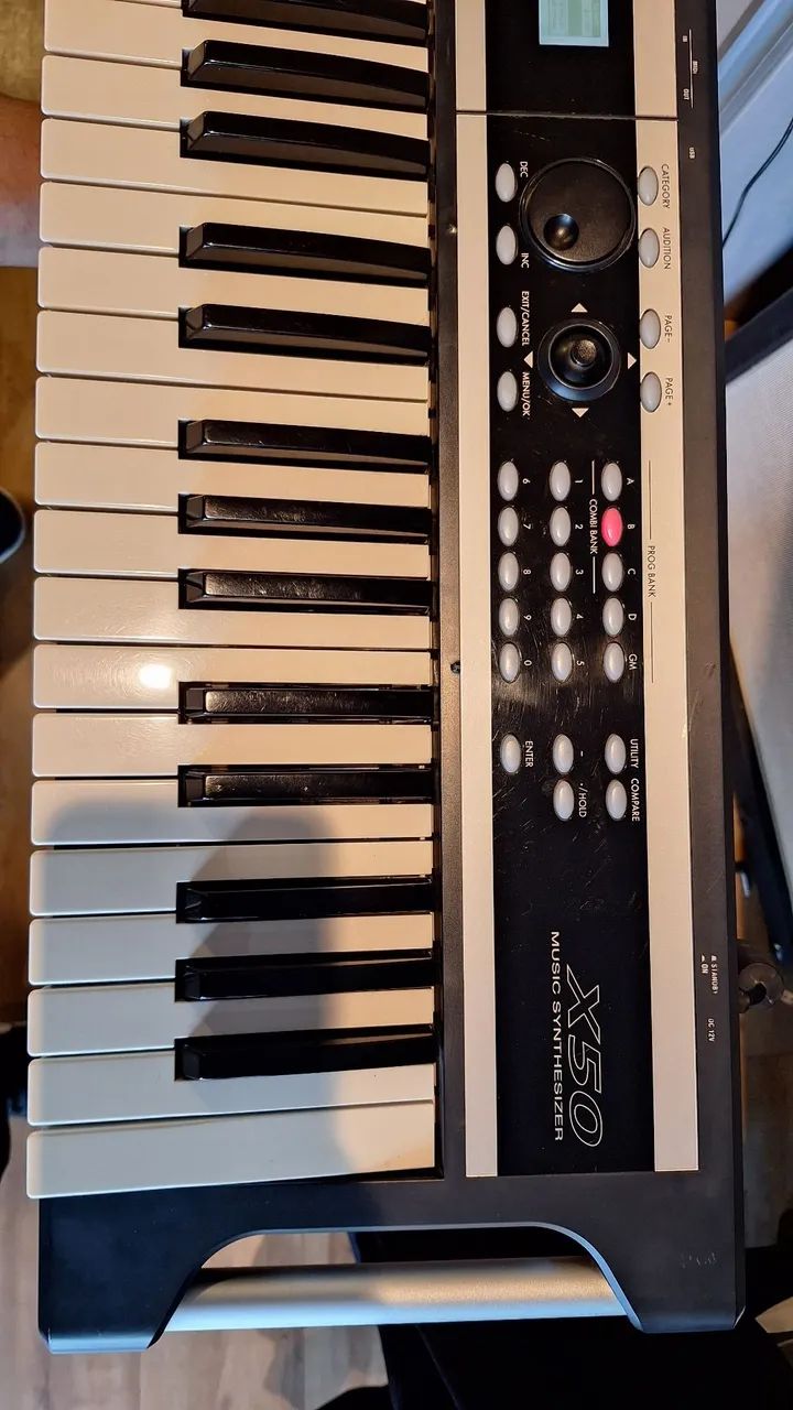Teclado Korg X50  - Foto 4