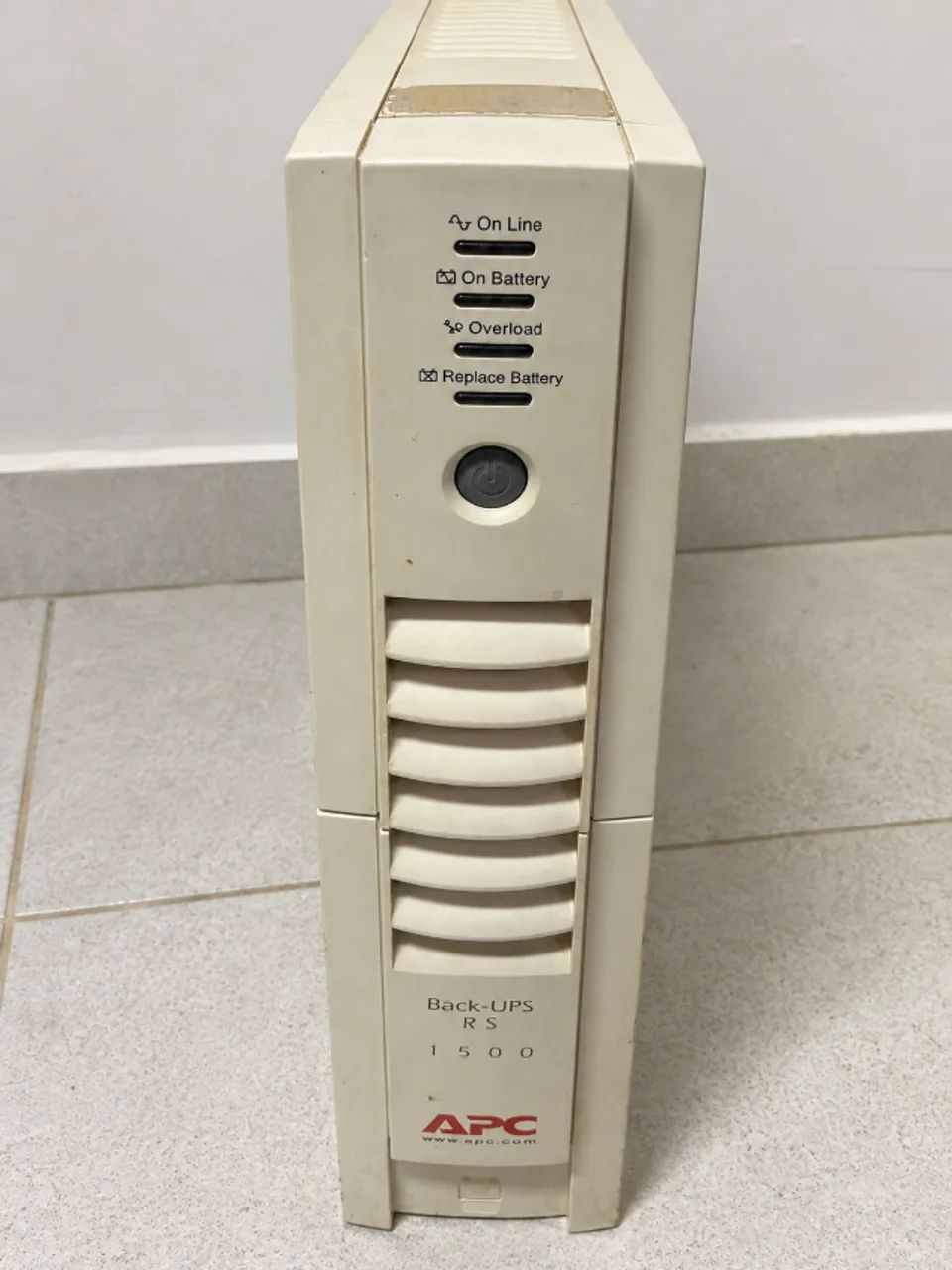 APC Back-UPS RS 1500 - 220V, funcionando normalmente, porém com as baterias sem autonomia 