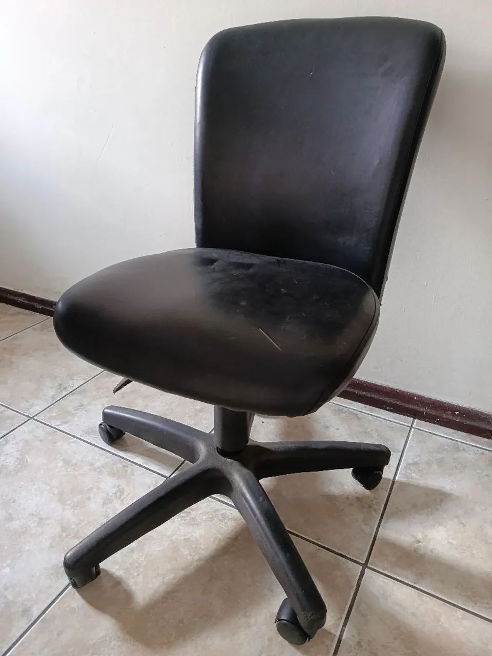 Cadeira de Escritório Giratória Em Couro Sintético Com Rodinhas Super Barato  - Foto 2