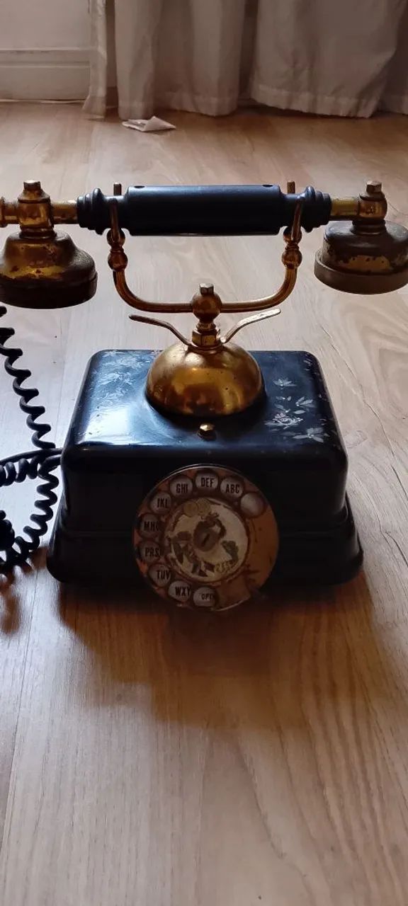 Telefone antigo com disco