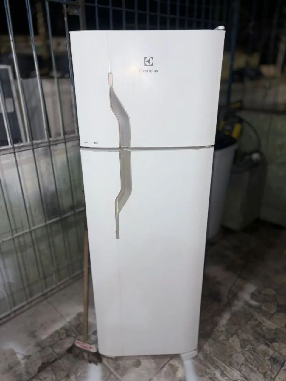 Geladeira Eletrolux 280 litros 