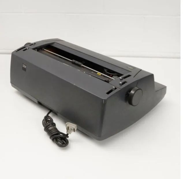 Máquina de escrever elétrica IBM usada funcionando perfeitamente  - Foto 3