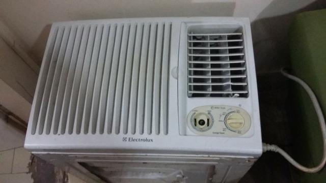 Ar condicionado de janela 7500 btus Electrolux cor branca usado
