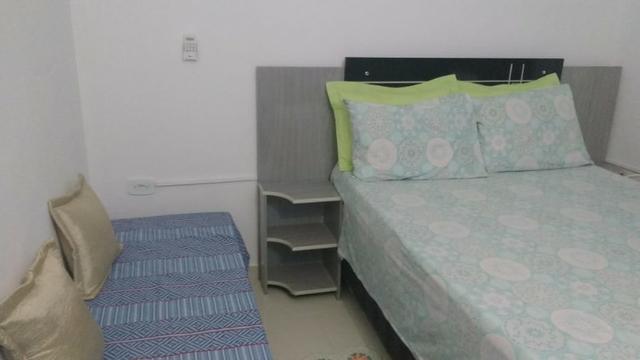 Aluga-se Flat , com 1 quarto, 1 Banheiro, 1 Sala/Cozinha em Condominio Fechado