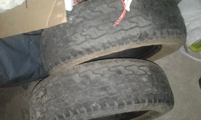 Vendo ou troco pneu aro 15
