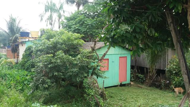 Vende-se uma casa com terreno no bairro Wanderley Dantas