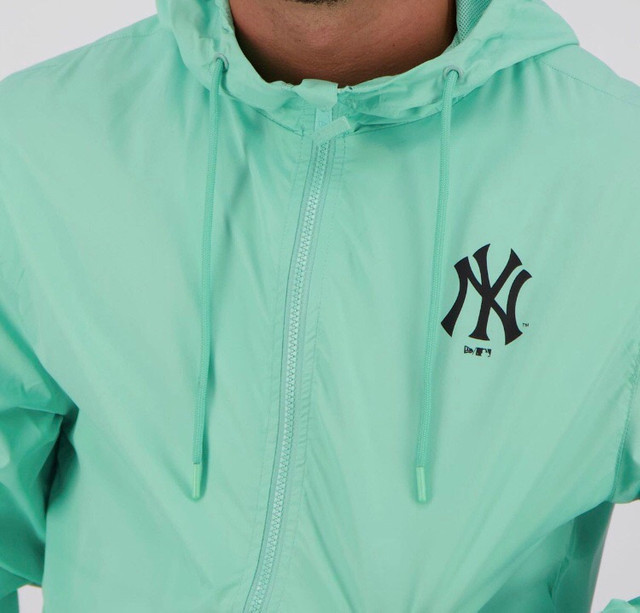 Jaqueta Corta-Vento MLB New York Yankees New Era Basic Sazonal Quad Masculina - Verde - Foto 4