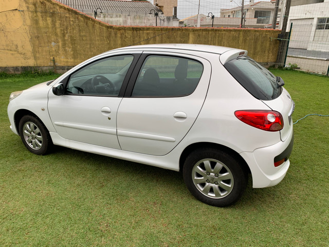 Peugeot 207 completo apenas 87.000 km original - Foto 2