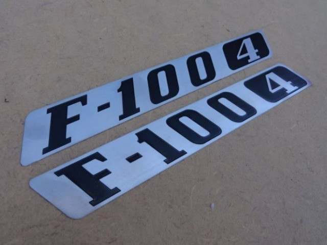 Emblema F-100 4 Cilindros Emblema Lateral Capô F-100 1976 a 1979 - Par - Foto 2