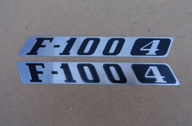 Emblema F-100 4 Cilindros Emblema Lateral Capô F-100 1976 a 1979 - Par