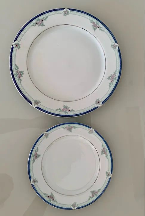 PRATOS EM PORCELANA SCHMIDT BRANCA COM DECORAÇÃO FLORAL E FAIXAS AZUL E VERDE. - Foto 3