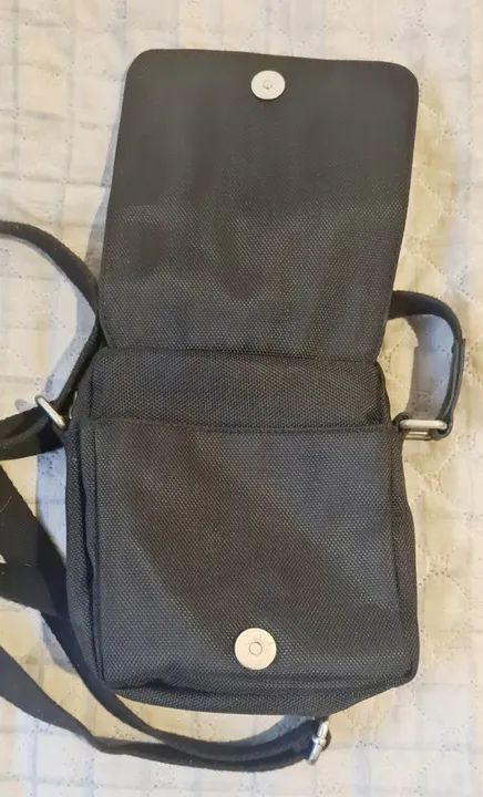 Mini bag preta, aba frontal em couro,com foro, fecho em ziper e imã - Foto 3