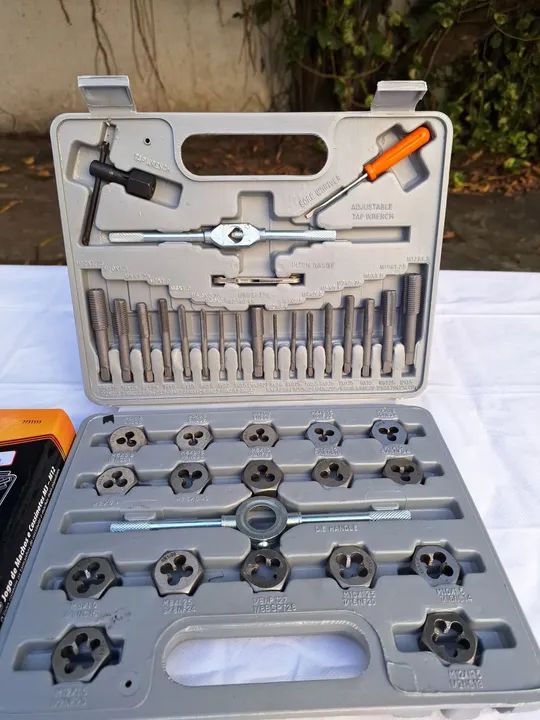 Machos e cossinetes. Jogo com 40 peças 