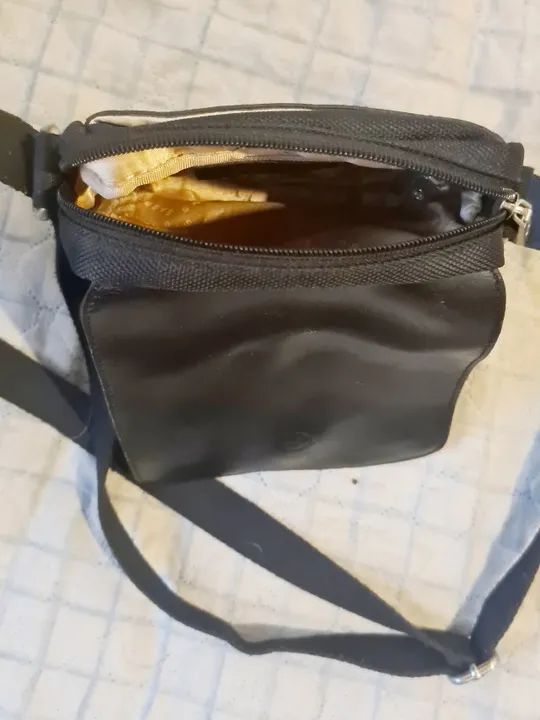 Mini bag preta, aba frontal em couro,com foro, fecho em ziper e imã - Foto 4