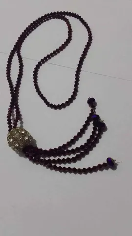 Colar na cor roxo, com pingente de strass