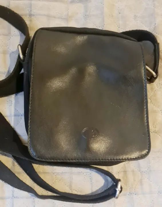 Mini bag preta, aba frontal em couro,com foro, fecho em ziper e imã