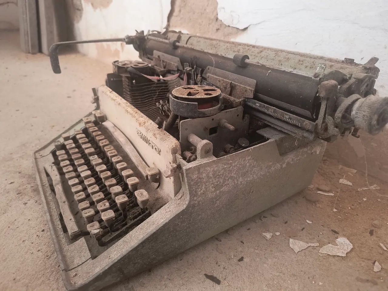 Máquina de escrever antiga - Foto 4