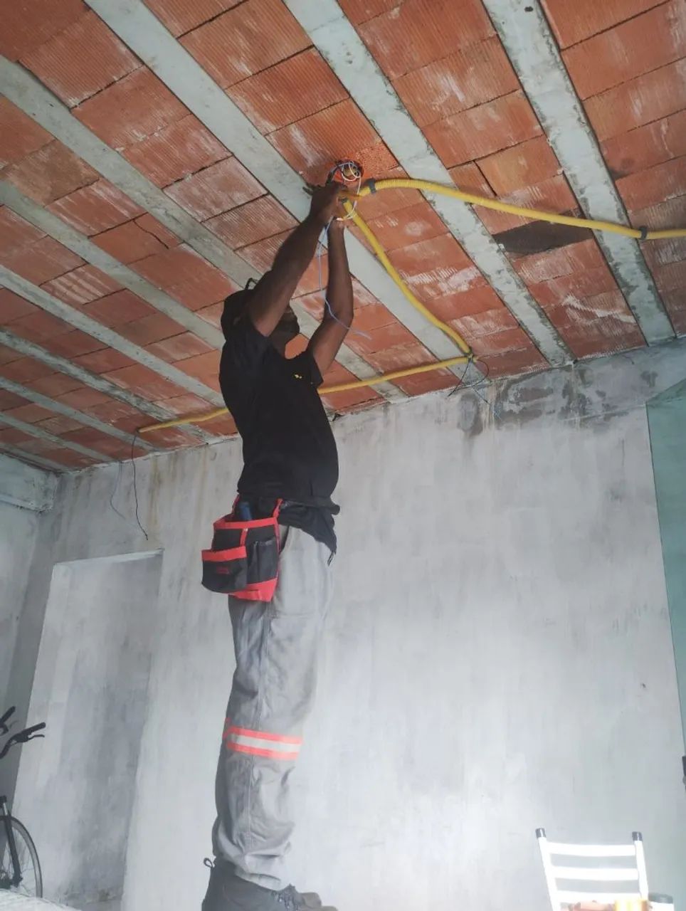 Eletricista residencial, predial, e comercial.