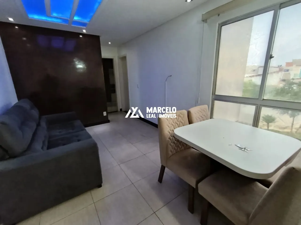 Alugo Apto de 1º andar em Condomínio com portaria 24hs, semi mobiliado próximo d