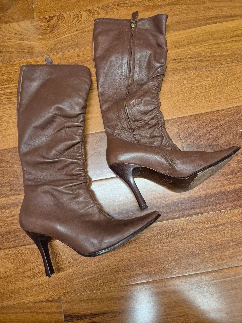 Botas de cano alto marrom