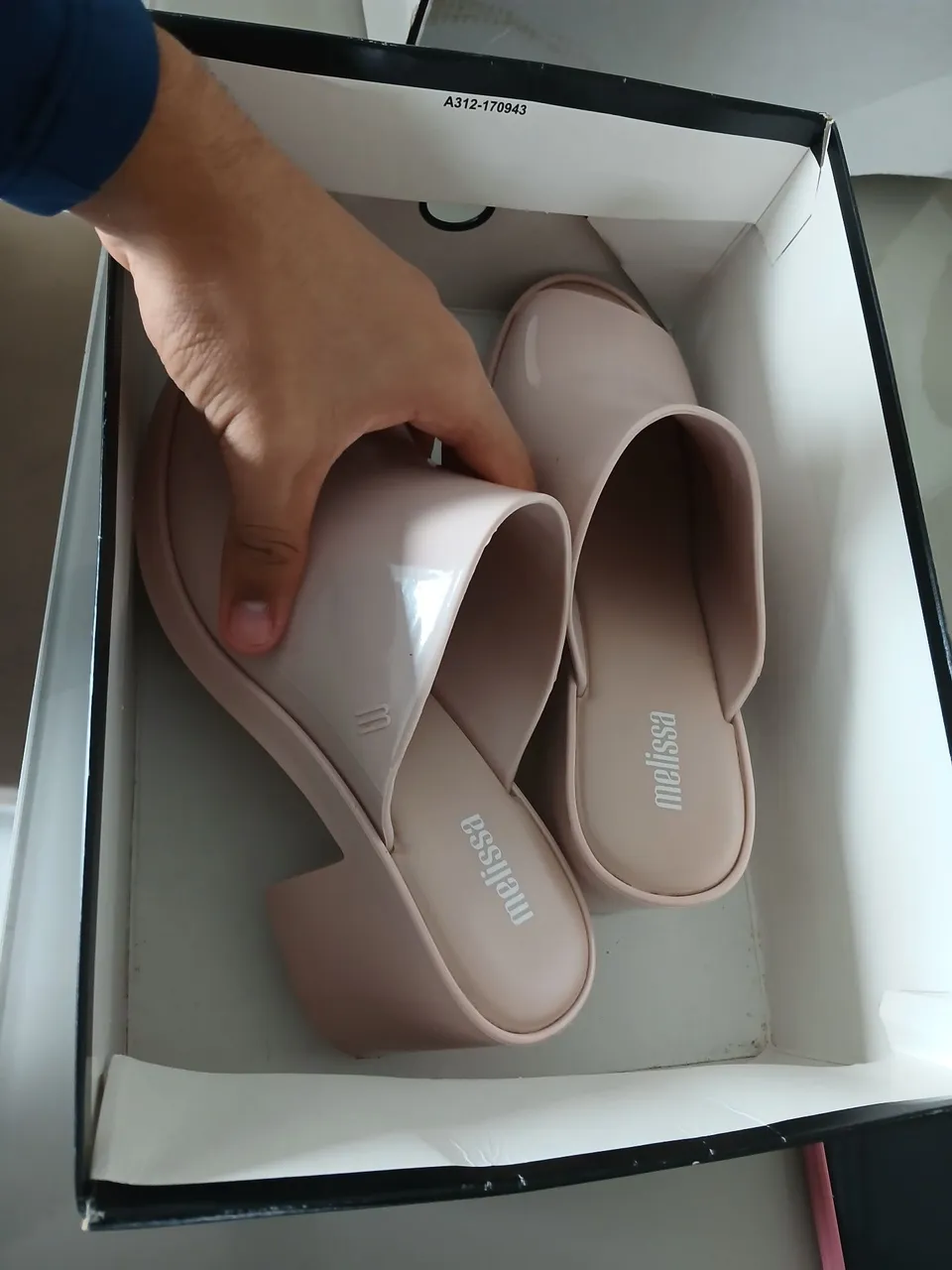 Melissa Mule em tom nude em caixa semi-nova