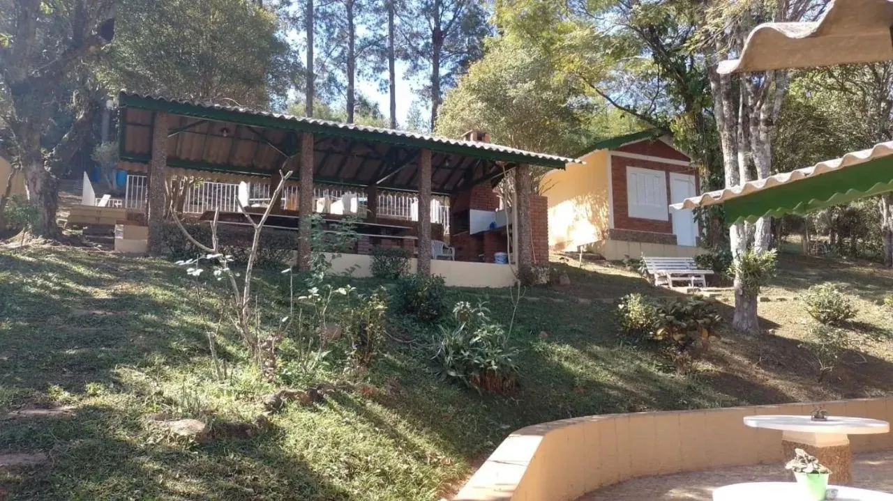 Casa de luxo em condomínio no Centro de Morungaba-SP: 4 quartos, 2 suítes, 1 sala, 3 banhe