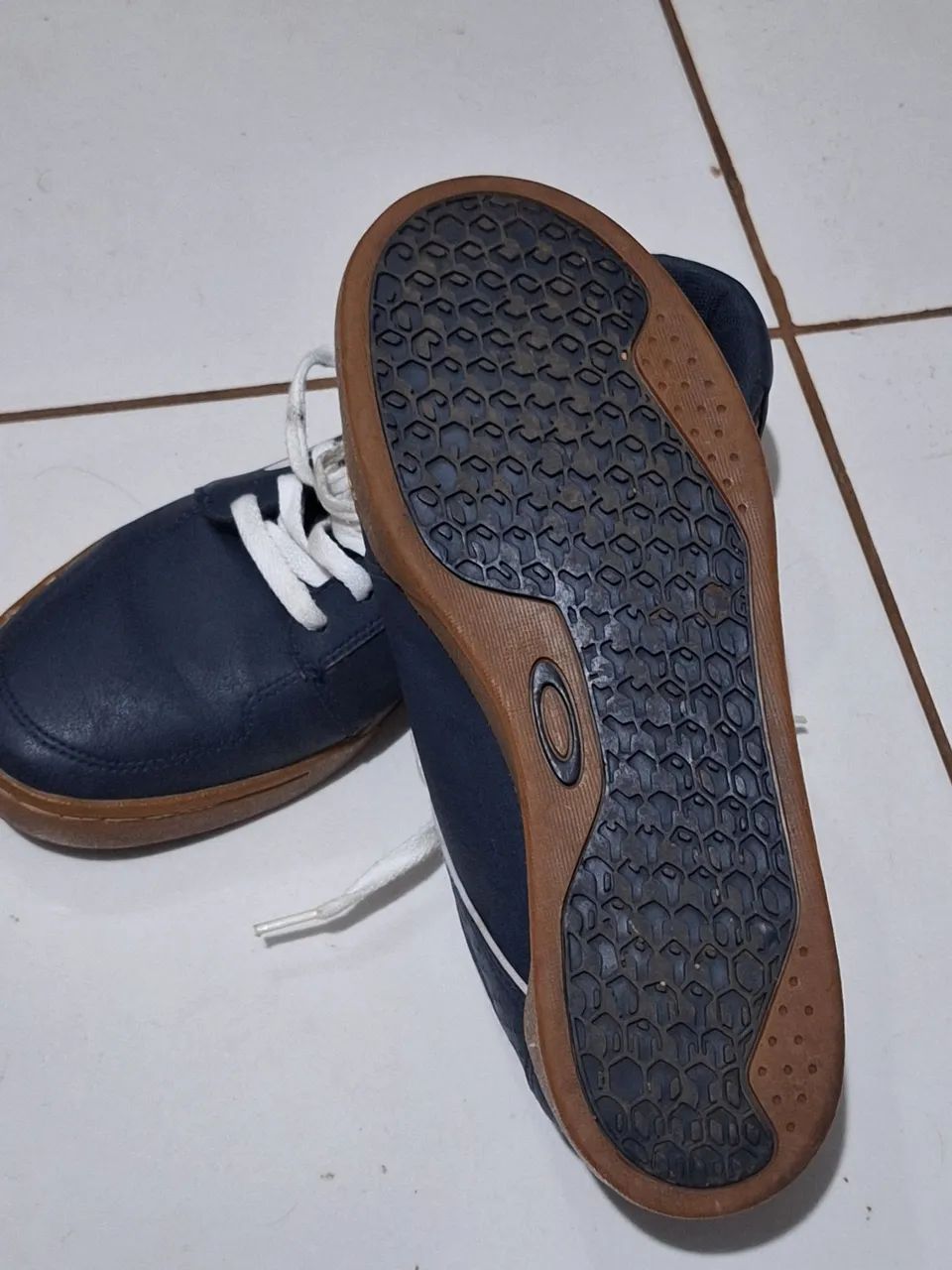 Tênis Oakley Azul com Sola Marrom - Foto 5