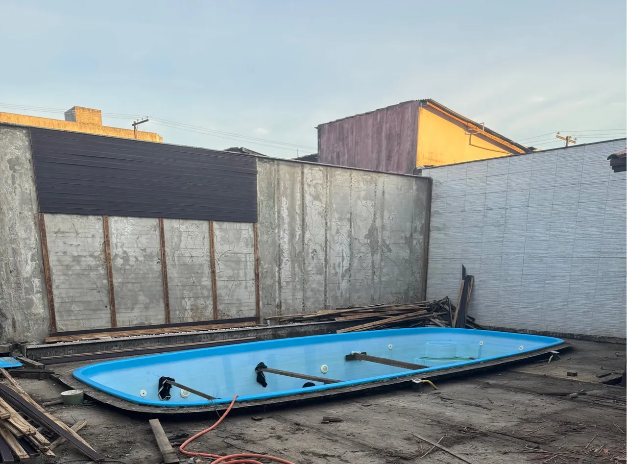 Piscina em construção - Área Externa