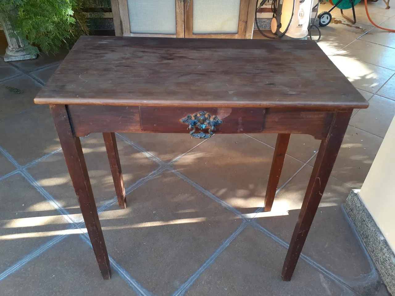 Mesa de apoio vintage com gaveta e puxador trabalhado