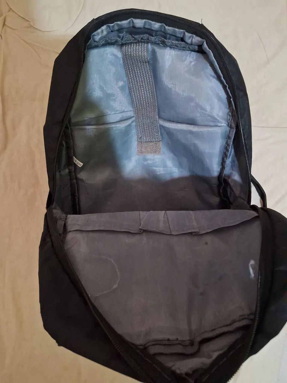 Mochila Preta Simples de Alças (com pequenos defeitos) - Foto 4
