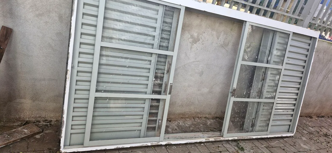 Vende-se Janela 2,5x1,2 com grade