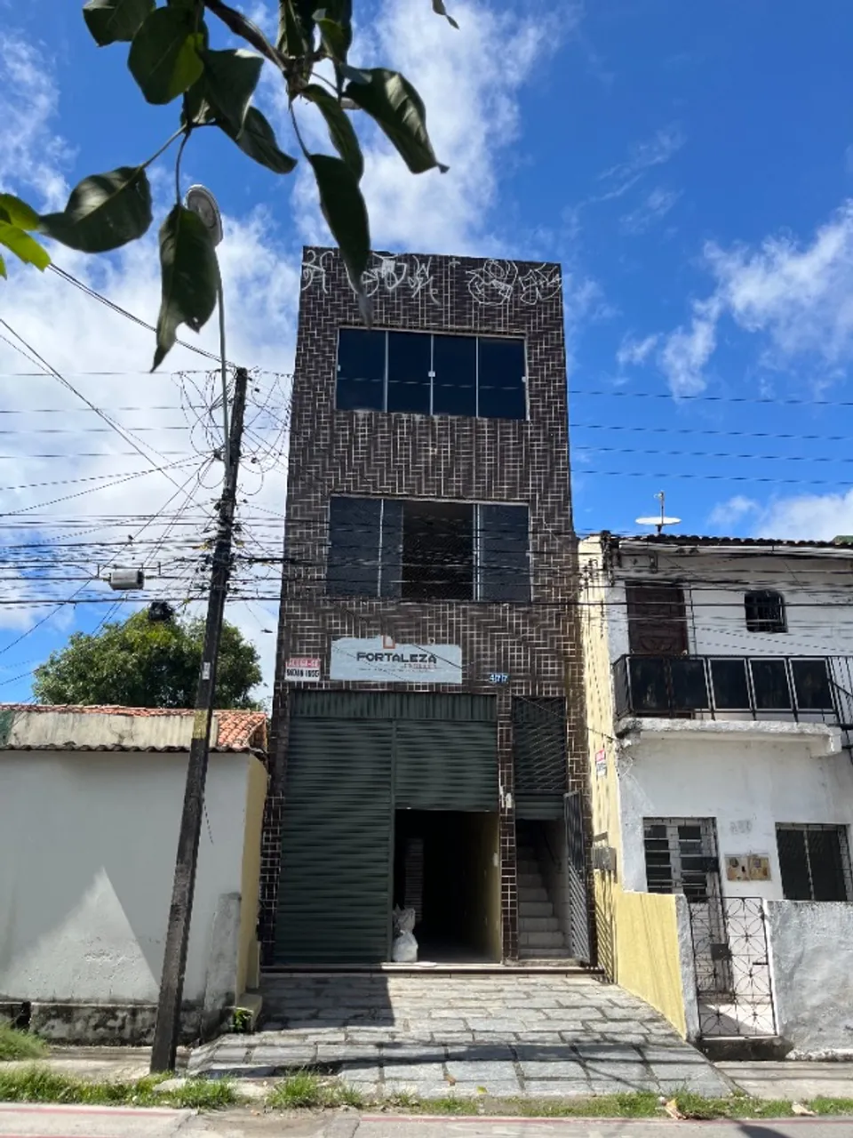 Prédio Comercial de 3 Andares no Montese - Oportunidade Única!
