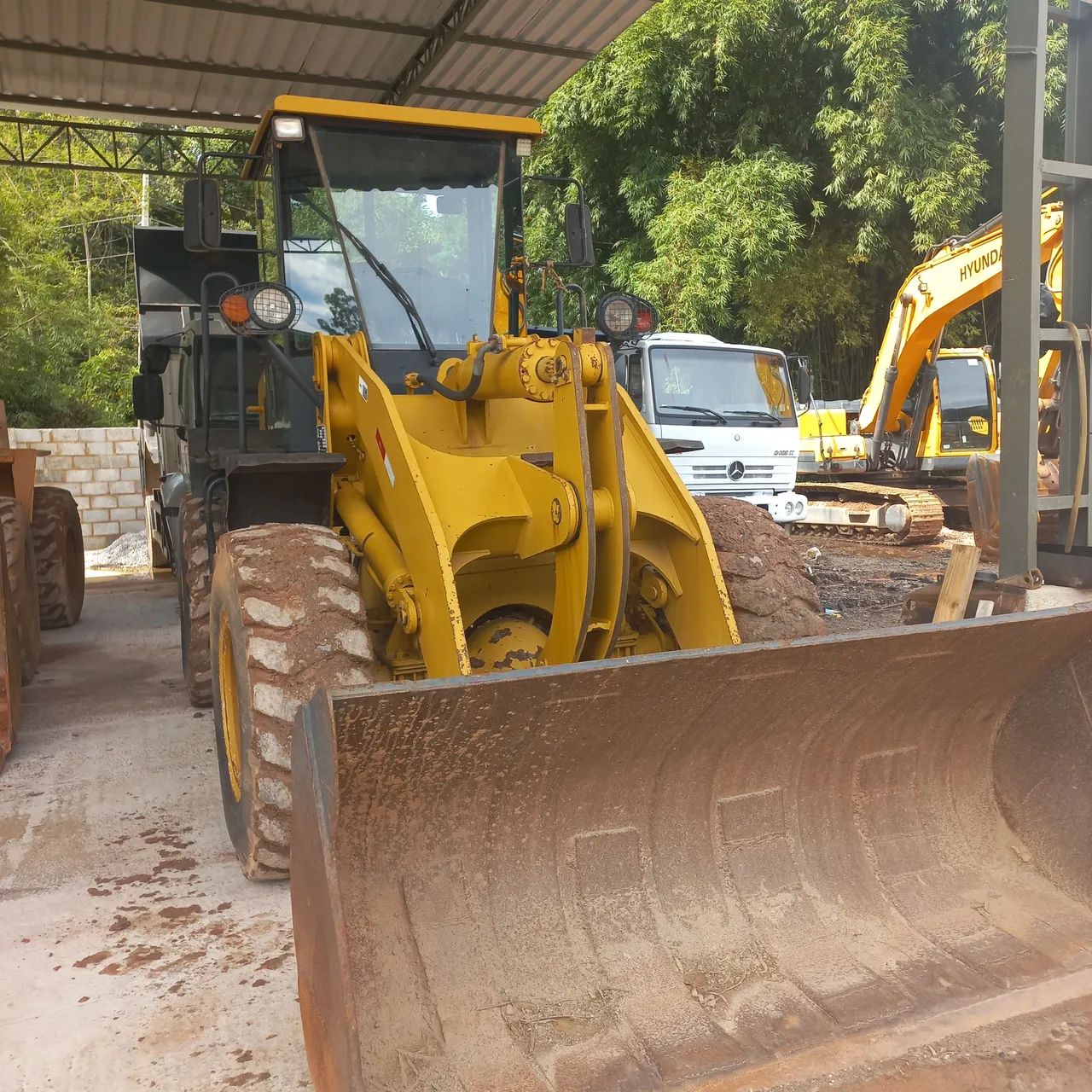 Vendo carregadeira cem ano 2011 com 7 mil h 