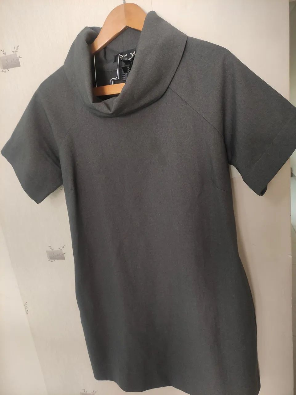 REQUEST VESTIDO TAM G (42-44) 60,00<br>CINZA<br>COM BOLSOS<br>ALTURA 93CM<br>BUSTO 55CM<br>QUADRIL 58CM - Foto 2