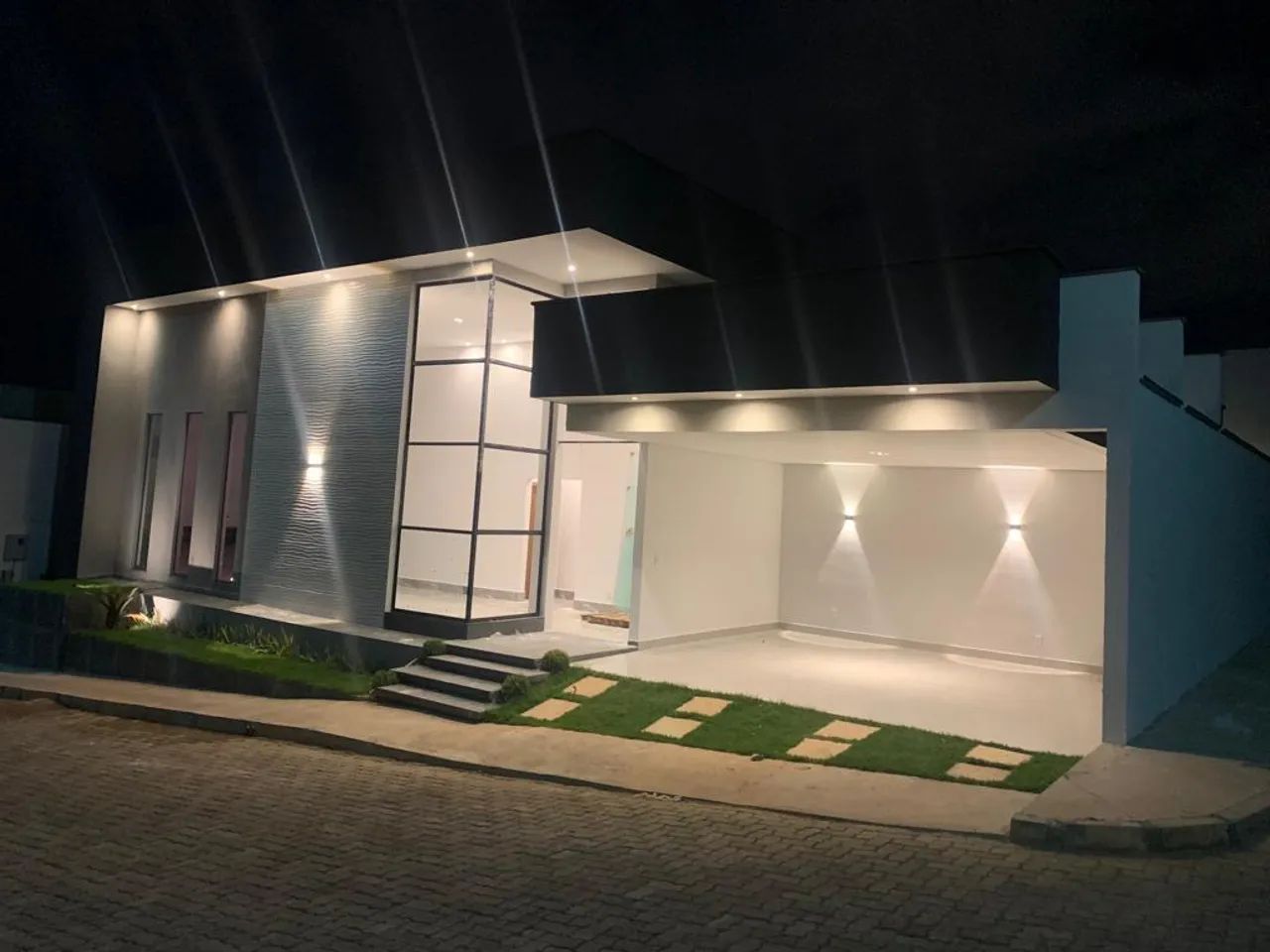 CASA NOVISSIMA DE 3 QUARTOS 2 SUÍTES  ARNIQUEIRAS.