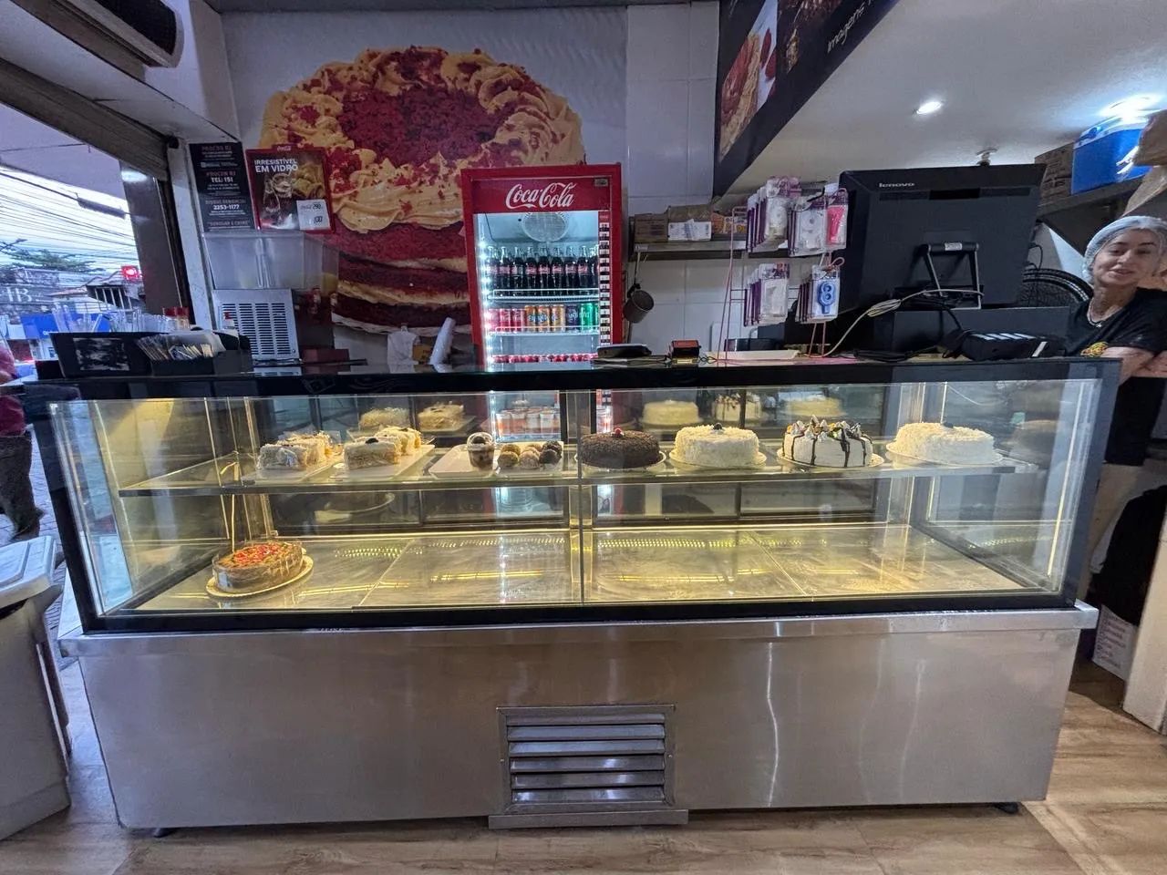 Balcão quente e gelado. 