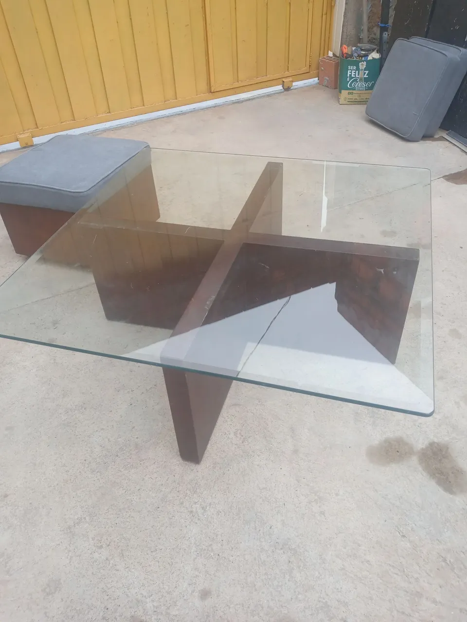 Mesa de centro com tampo de vidro e design moderno