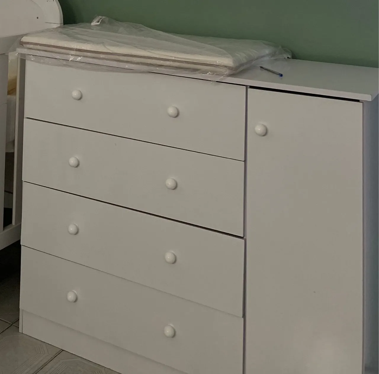 Cômoda branca com gavetas
