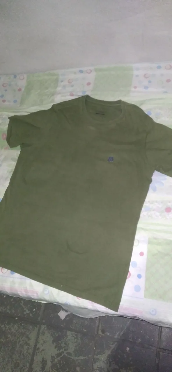 Camisas pouco usadas básicas linha da Rio center