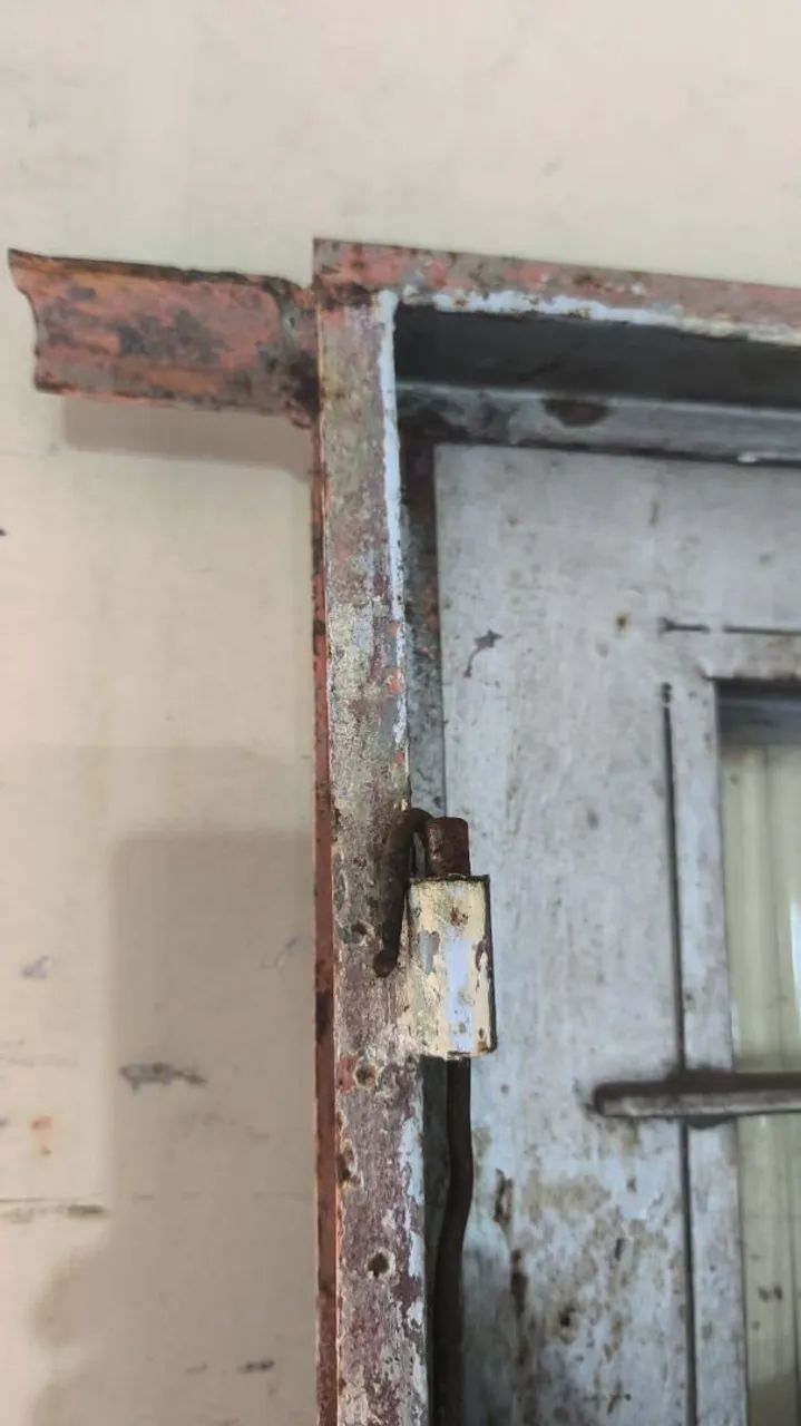 Porta de ferro com grade de proteção. - Foto 4