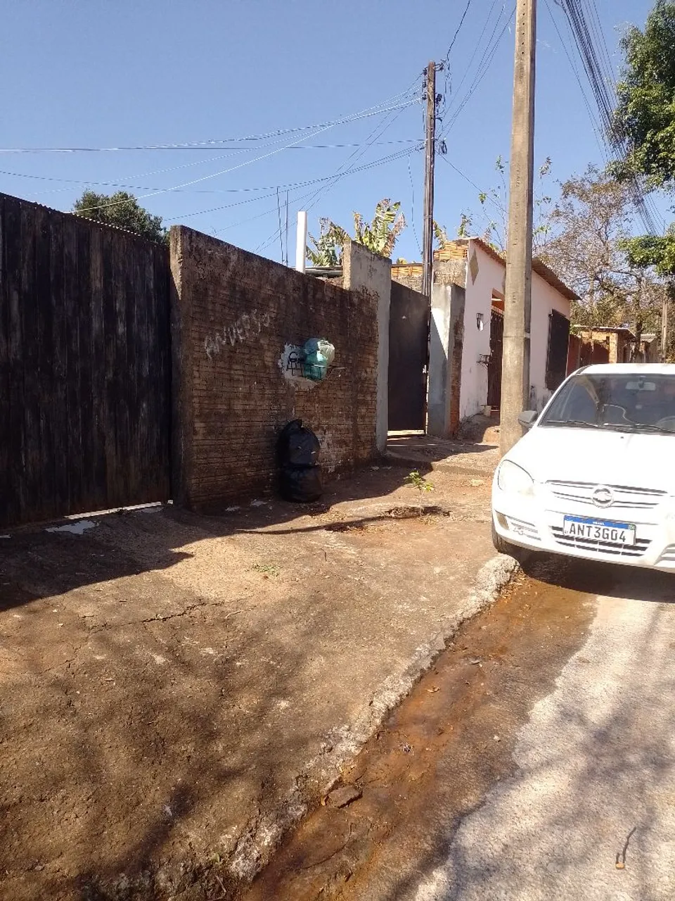 Aluga-se 2 peças e banheiro quintal livre