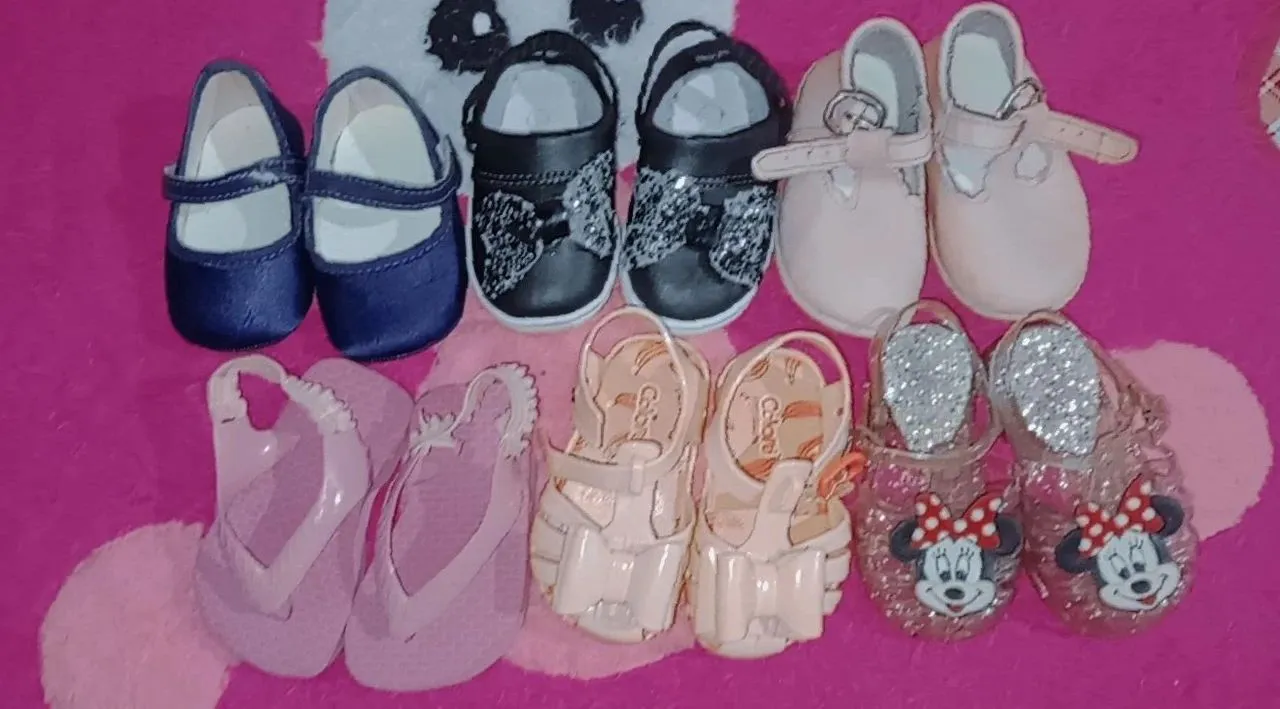 Sapatos e sandálias infantis variados