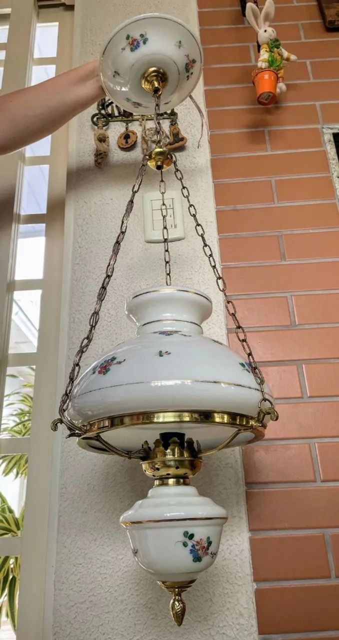 Lustre Antigo em bronze com cúpula em opalina - Foto 4