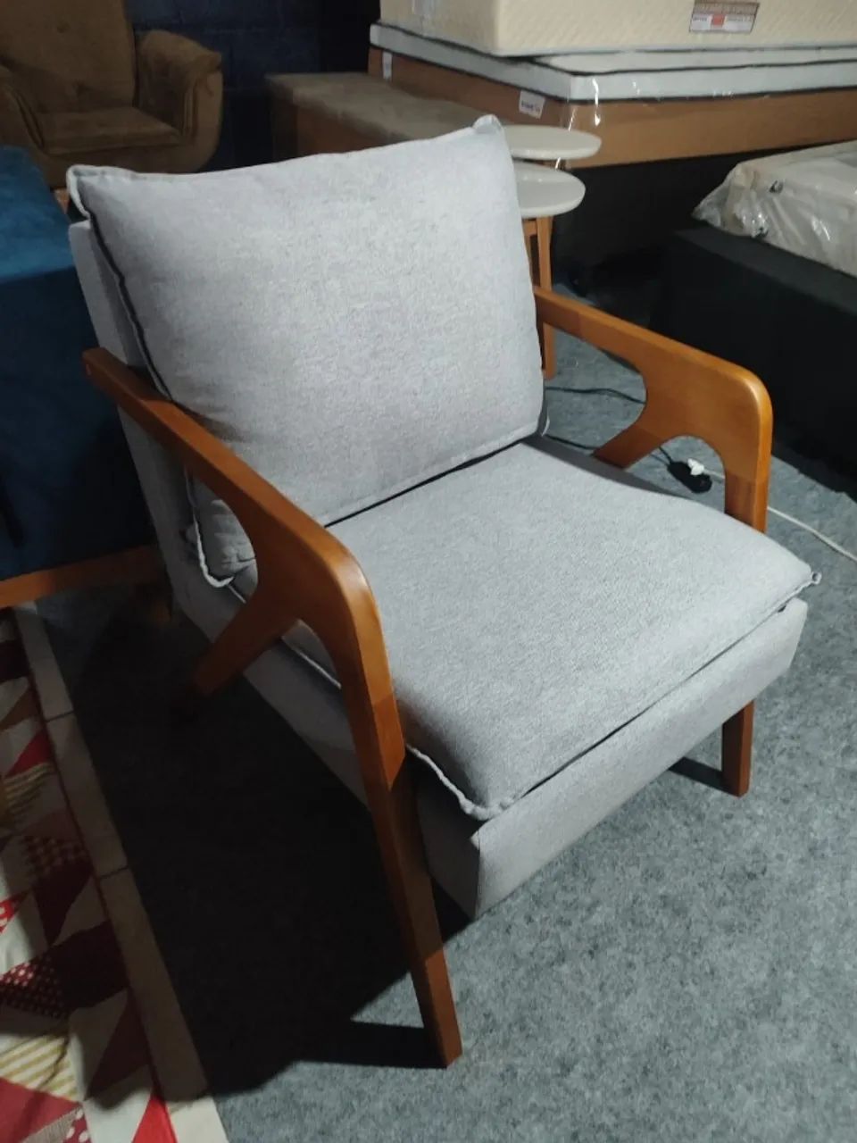 Poltrona de Madeira com tecido em Linho - Foto 2