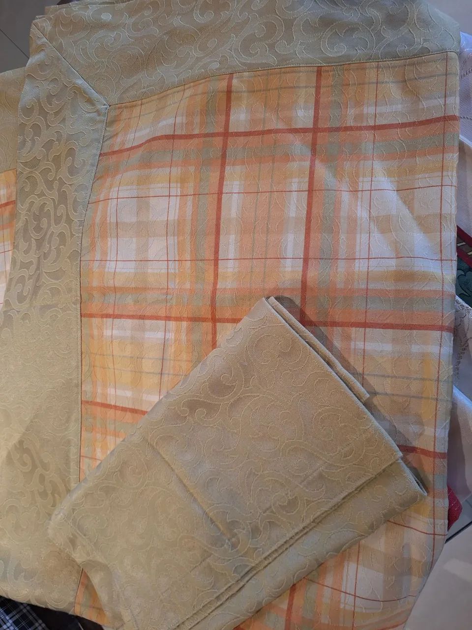 Lindas toalhas de mesa retangular para 6/8 cadeiras.   Para várias comemoracoes