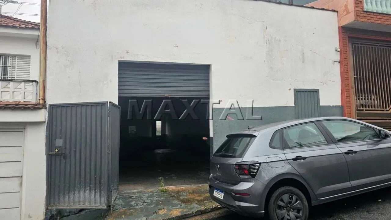 Galpão para locação de 240m², com 2 banheiros, na Vila Medeiros.
