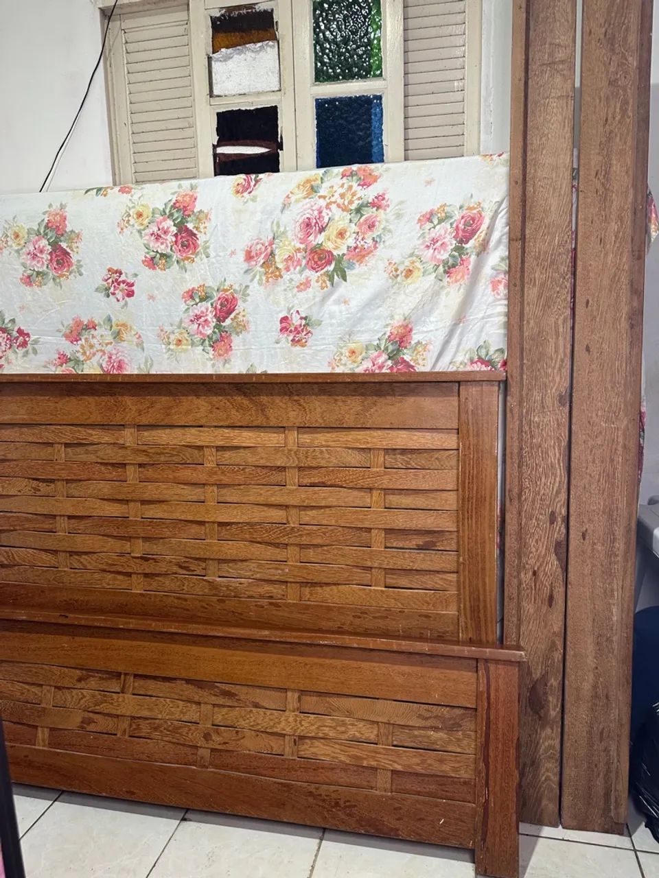 Cama de madeira maciça com cabeceira - Foto 5