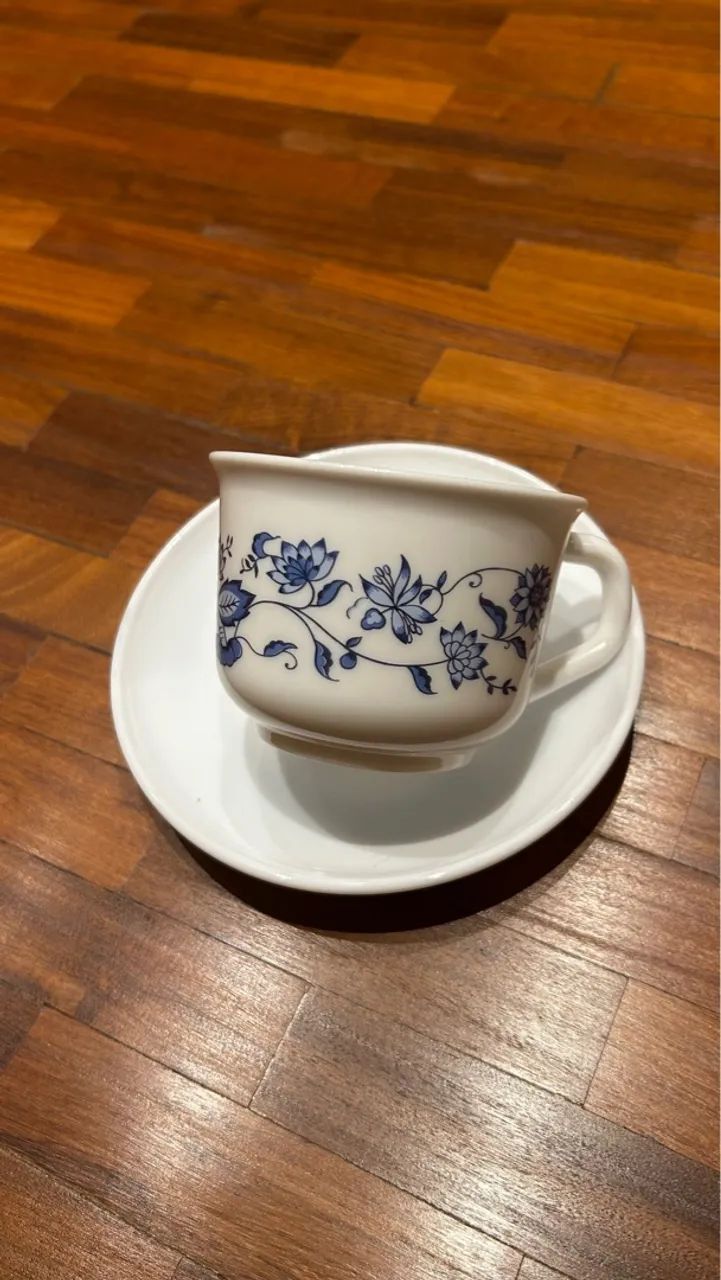 Conjunto vintage de 5 xícaras de chá com pires, fabricadas pela Arcopal/França - Foto 2