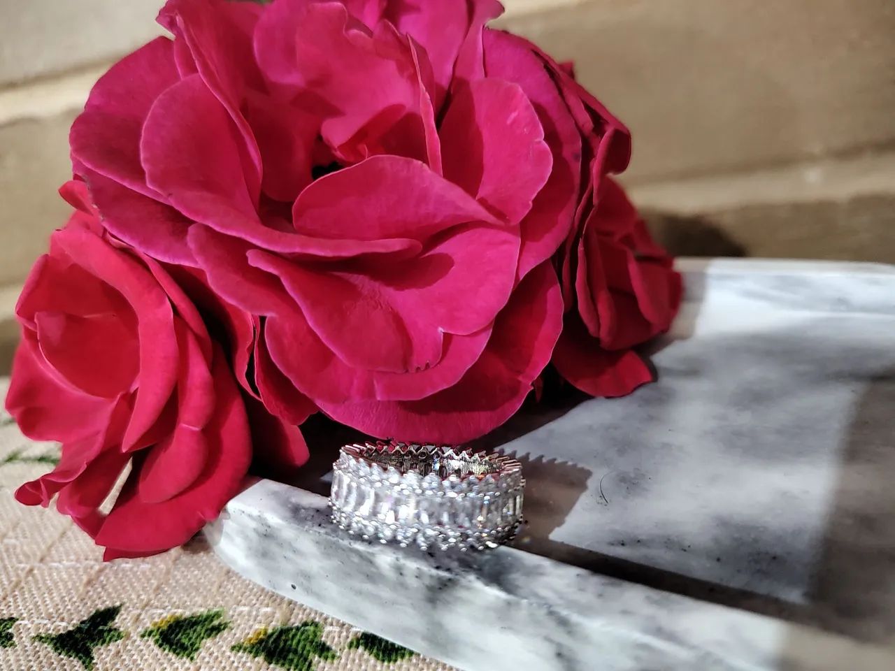 Anel largo repleto de zircônia folheado em ródio branco Tm 20 